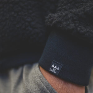 packshot fleece sweater AW24 Black mouw